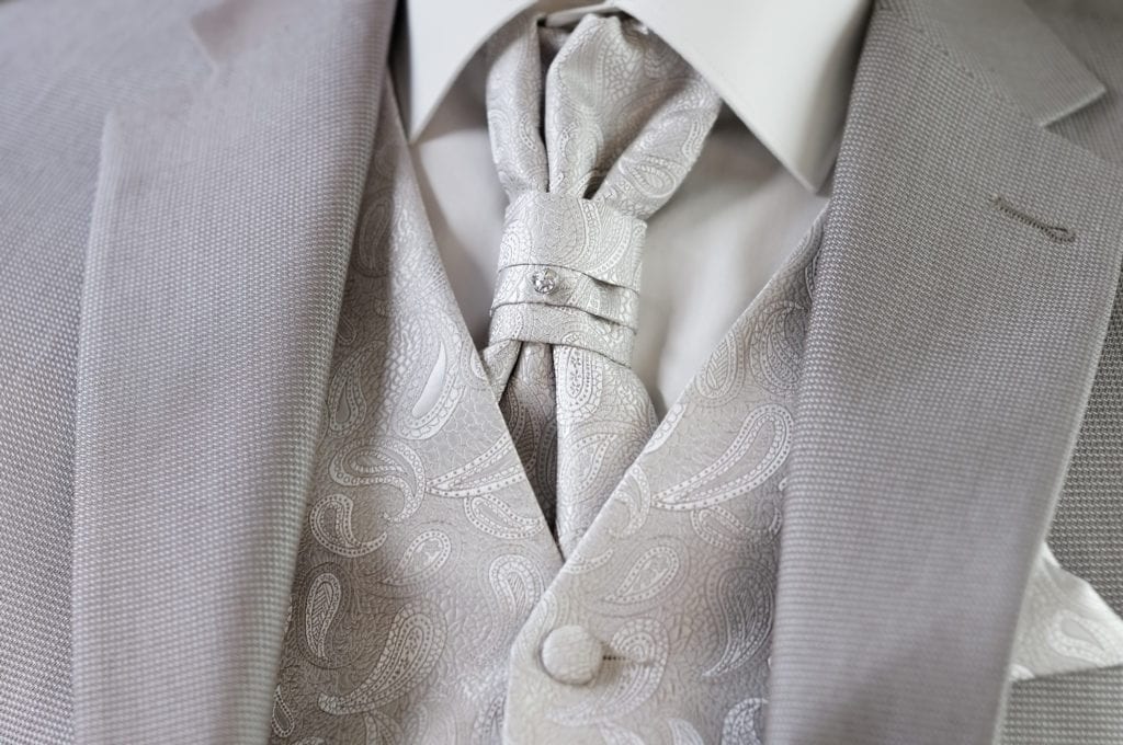 Men's Tie Styles: The Cravat